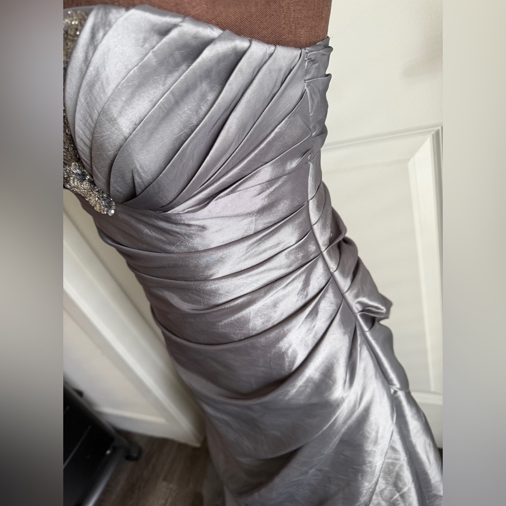 Elegant‎ Silver Evening Gown Size 5 Juniors - Picture 5 of 5